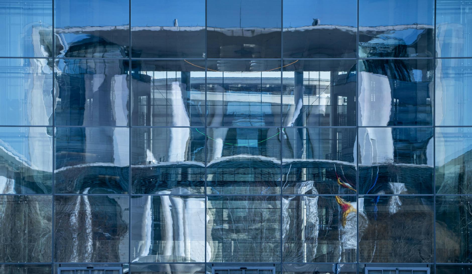 Kanzlerin und Ministerpräsidenten streiten weiter um die richtige Corona-Strategie. Im Berliner Kanzleramt könnte es noch ein langer Abend werden.