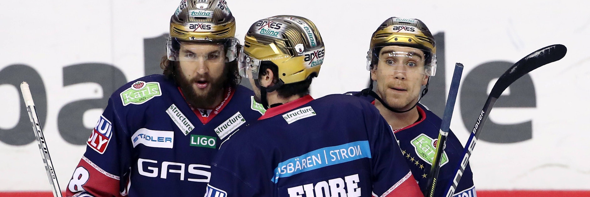 Ryan McKiernan (r.) wirkte von seinen zwei Toren gegen Augsburg selbst etwas überrascht.