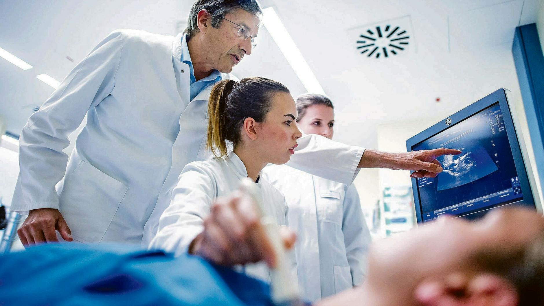 Ein Medizinstudium ist teuer, kostet 200.000 bis 300.000 Euro, und es könnte noch teurer werden.