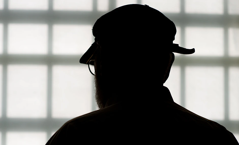 Im Alter von 84 Jahren steht Deutschlands ältester Häftling in der Justizvollzugsanstalt vor dem vergitterten Fenster eines Besucherraums.&nbsp;