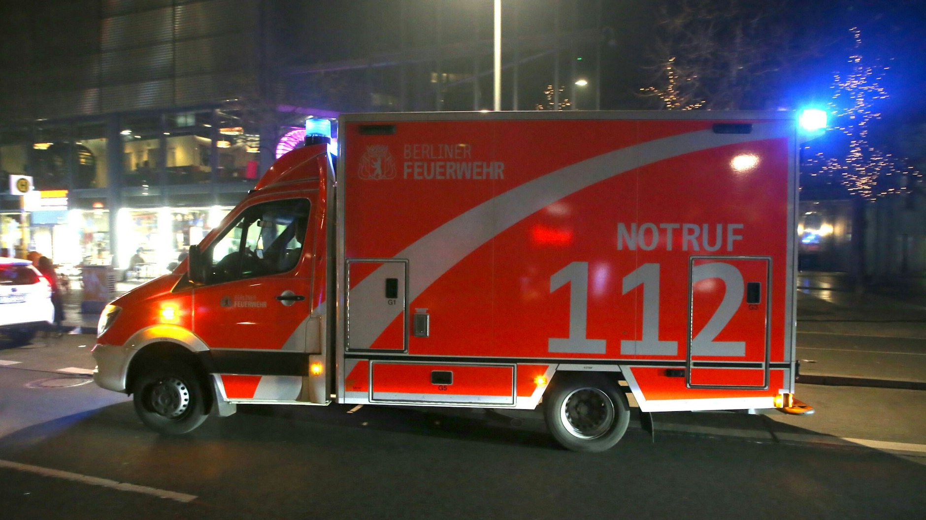 Ein Rettungswagen der Berliner Feuerwehr fährt zu einem Einsatz (Symbolbild).&nbsp;