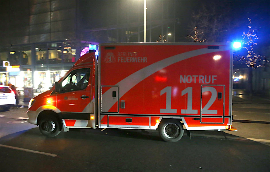 Ein Rettungswagen der Berliner Feuerwehr fährt zu einem Einsatz (Symbolbild).&nbsp;