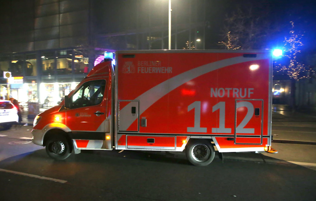 Unfall in Berlin-Kreuzberg: Autofahrer erfasst zwei Mädchen auf Zebrastreifen