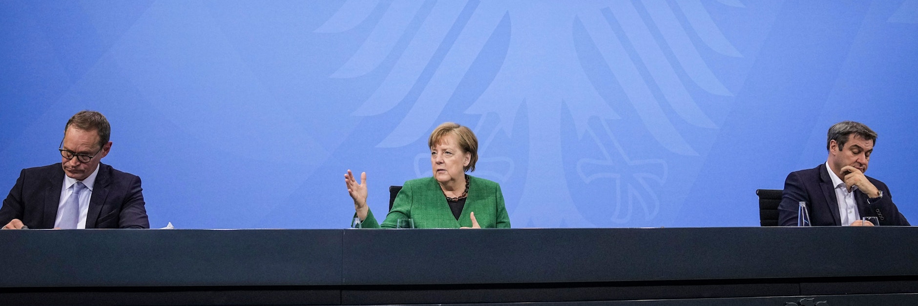 Angela Merkel (Mitte) mit Berlins Regierendem Bürgermeister Michael Müller und Bayerns Ministerpräsident Markus Söder.