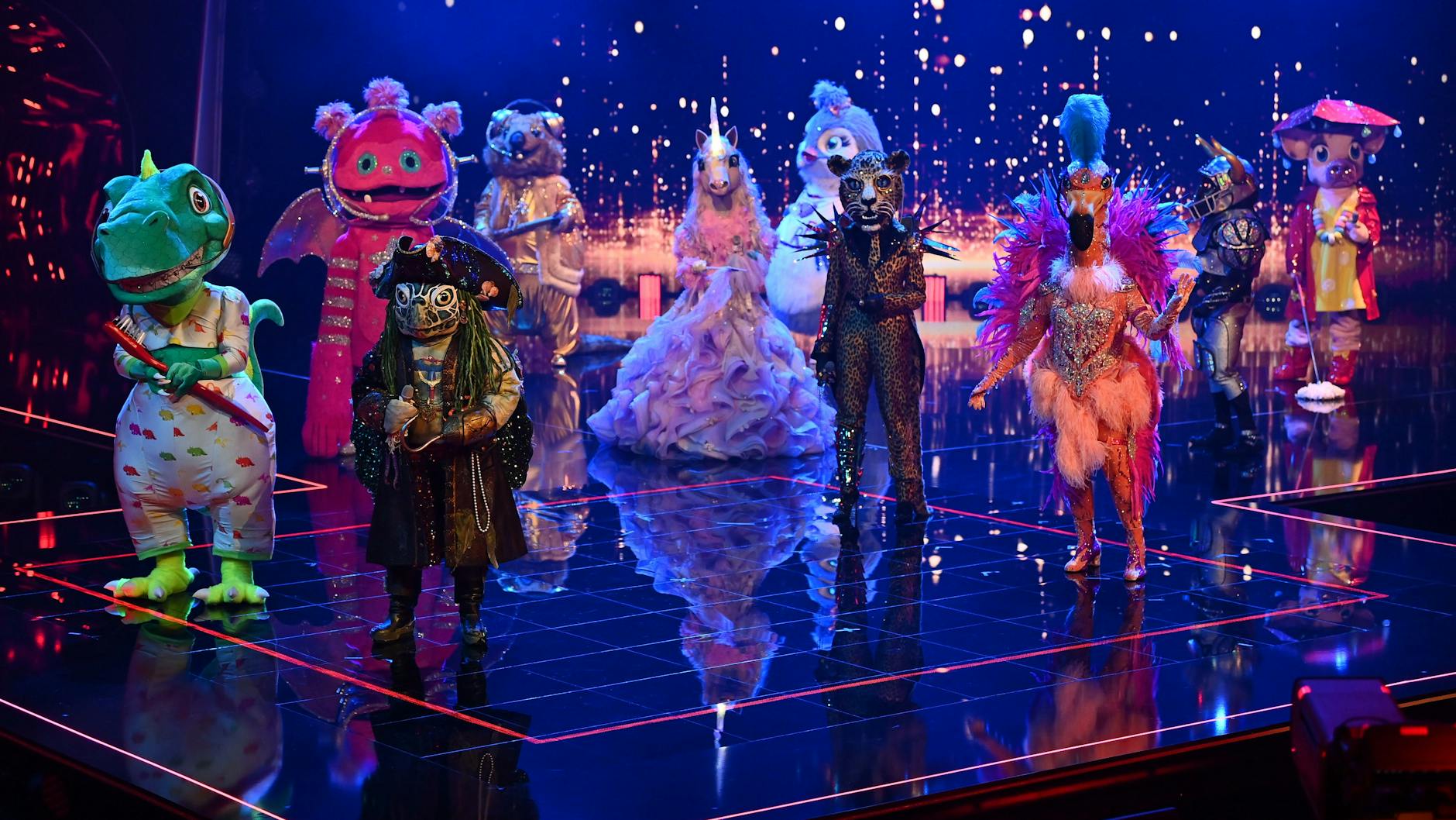 Am Anfang der Show dürfen alle Teilnehmer von „The Masked Singer“ noch einmal auf die Bühne.