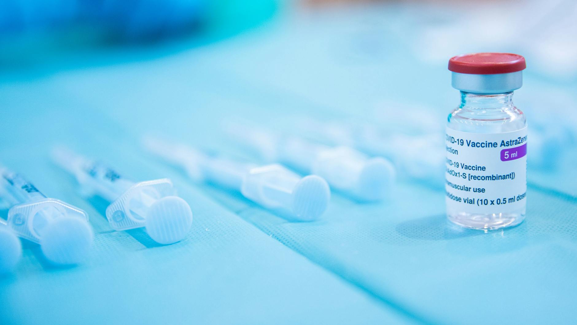 Eine Ampulle des Astrazeneca-Impfstoffs steht auf einem Tisch.