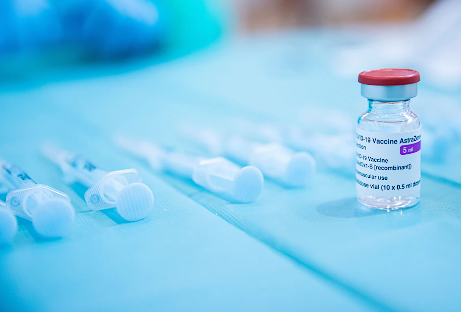 Eine Ampulle des Astrazeneca-Impfstoffs steht auf einem Tisch.