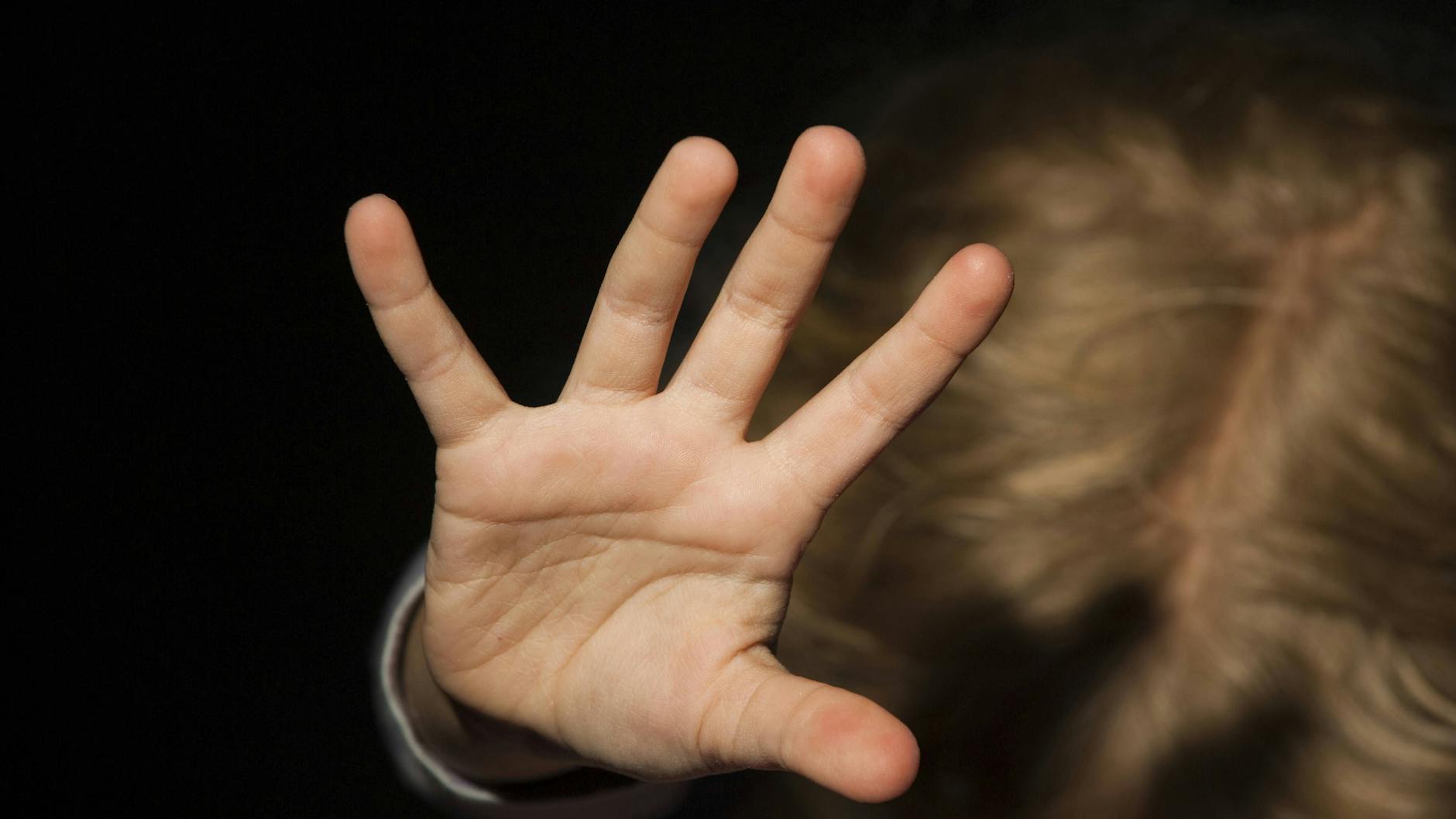 Berliner Kassenärzte haben vor der Zunahme psychischer Belastungen bei Kindern und Jugendlichen gewarnt (Symbolbild).