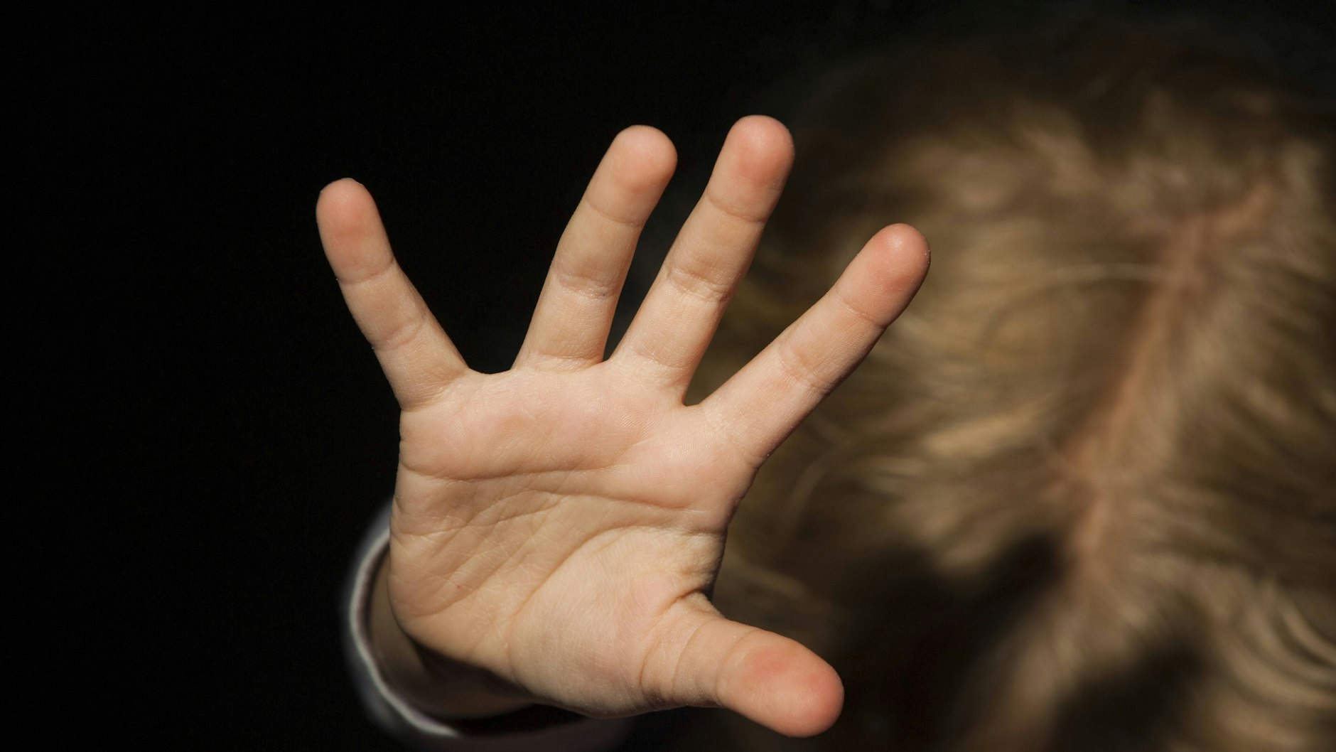 Berliner Kassenärzte haben vor der Zunahme psychischer Belastungen bei Kindern und Jugendlichen gewarnt (Symbolbild).