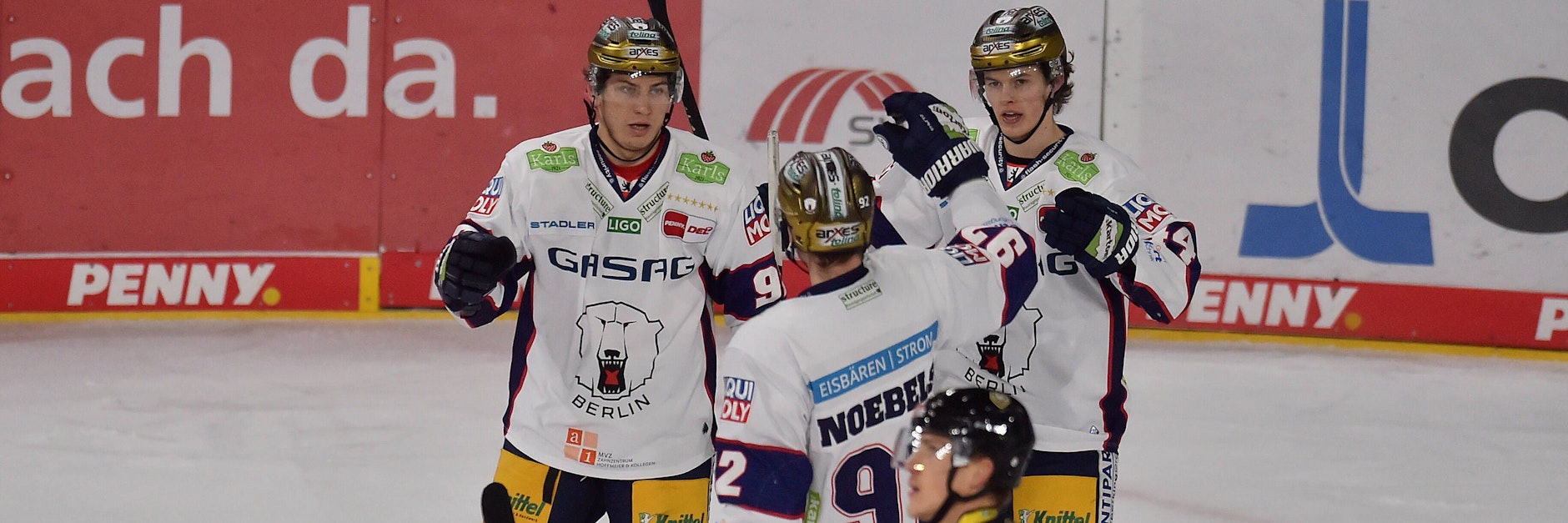 Wer auf fremdem Eis so jubeln will wie Leo Pföderl, Marcel Noebels und Lukas Reichel (v. l.) muss sich auf den Reisen gut erholen.