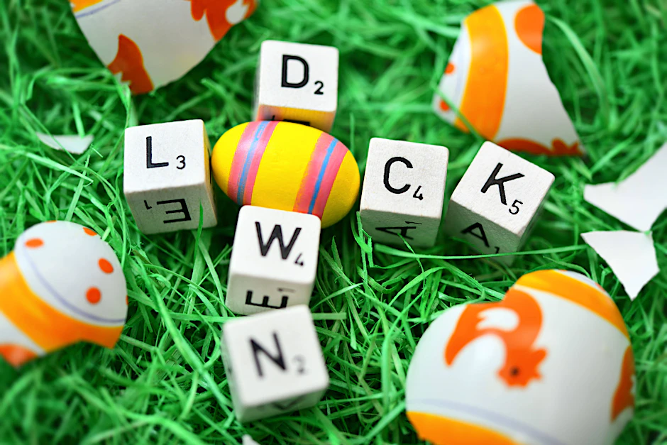 Buchstaben formen das Wort Lockdown in einem Osternest mit zerbrochenem Osterei.&nbsp;