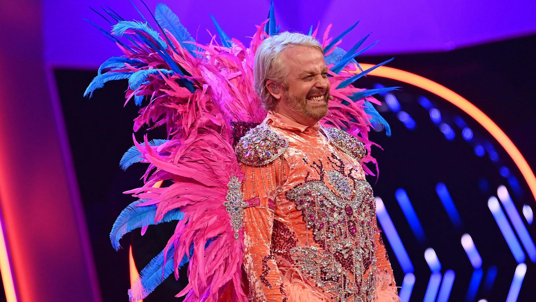 Der Flamingo musste als zweites die „Masked Singer“-Bühne räumen, im Kostüm steckte Ross Antony.