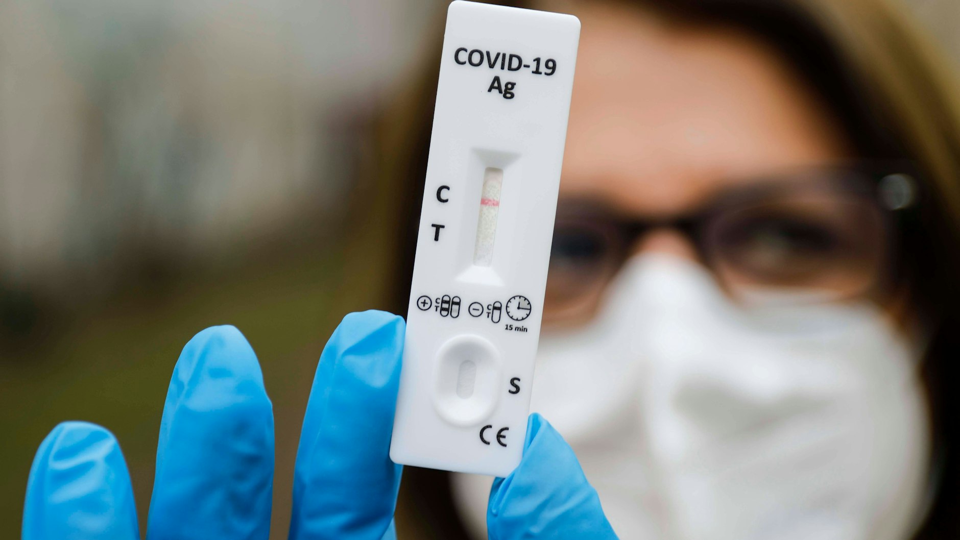 Ein Corona-Test in Berlin. Die Zahlen steigen wieder in der ganzen Stadt.