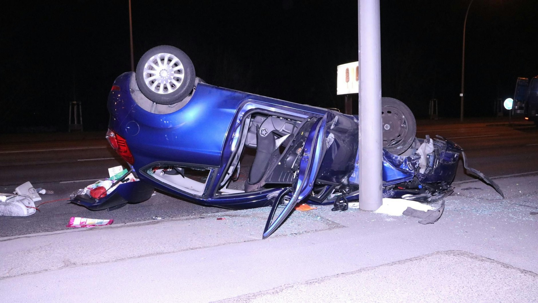 Durch die Wucht des Zusammenpralls überschlug sich der Ford, landete auf dem Dach und prallte gegen einen Lichtmast. Mindestens drei Insassen wurden verletzt.