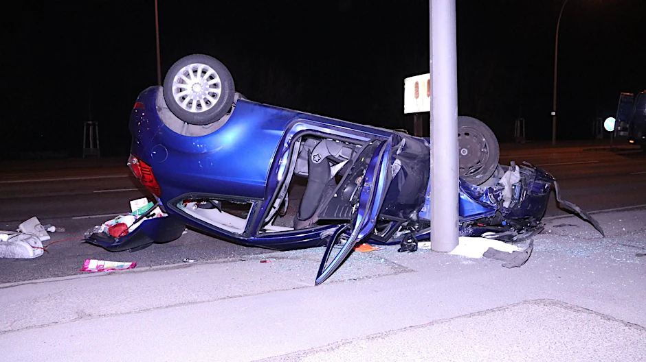Durch die Wucht des Zusammenpralls überschlug sich der Ford, landete auf dem Dach und prallte gegen einen Lichtmast. Mindestens drei Insassen wurden verletzt.