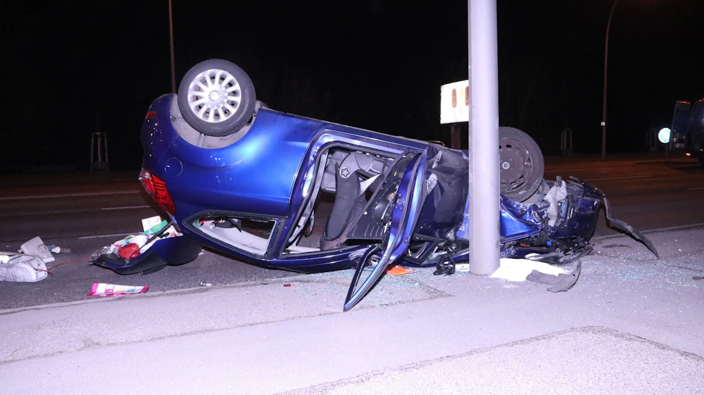 Polizei Berlin verursacht Unfall bei Verfolgungsjagd: Drei Unbeteiligte verletzt