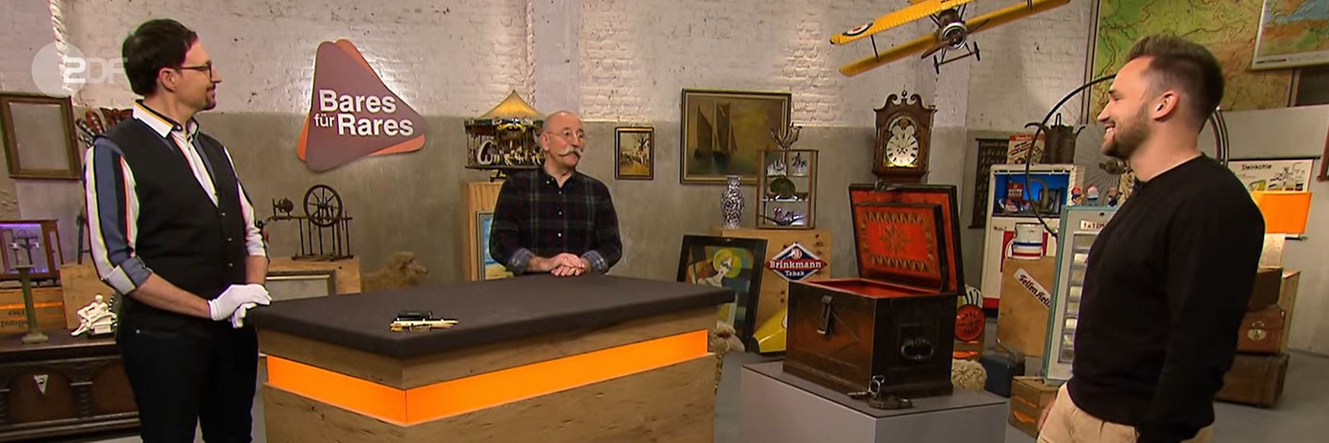 Experte Colmar Schulte-Goltz, Moderator Horst Lichter und Kandidat Phillipp bei&nbsp;„Bares für Rares“.