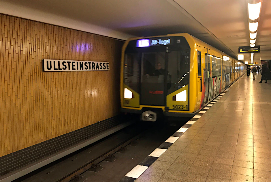 Zug der Berliner U-Bahnlinie 6 hält an der Station Ullsteinstraße.