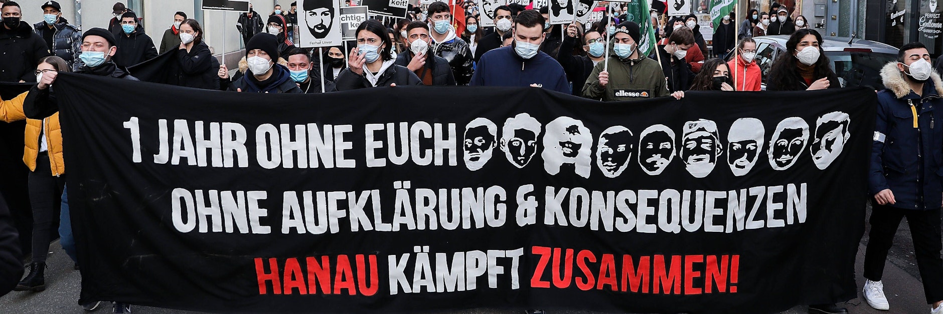 Am ersten Jahrestag des rechtsextremen Terroranschlags zog diese Demonstration durch Hanau.