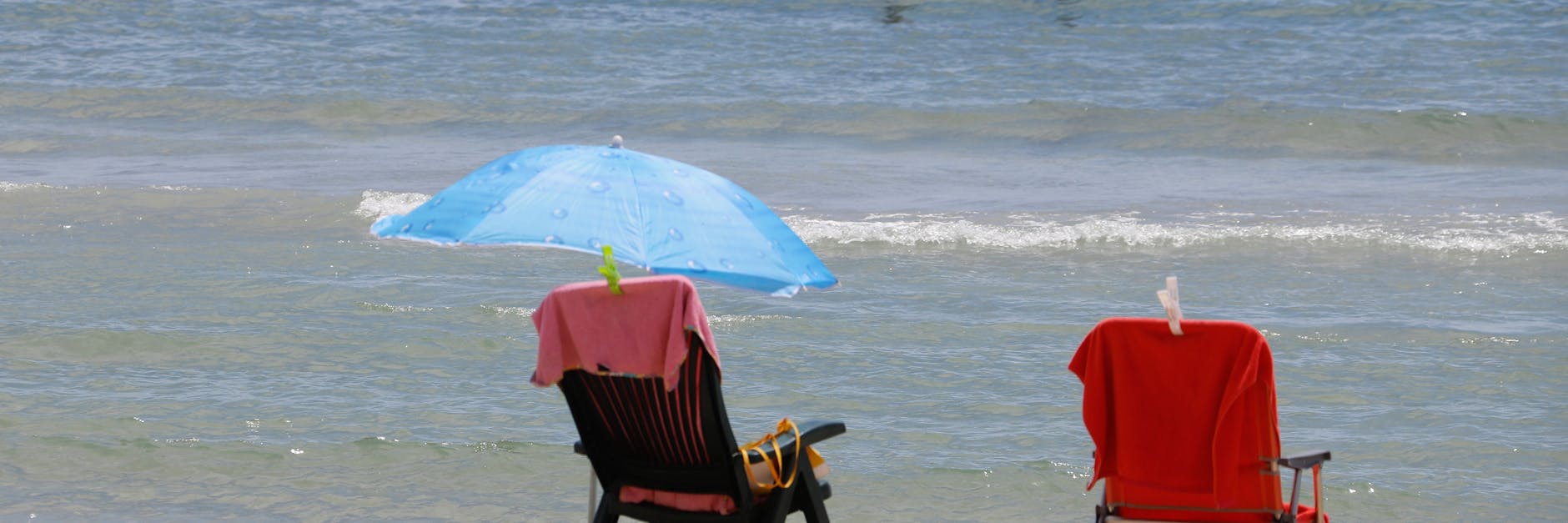 Am Strand Can Pastilla in Palma de Mallorca in einem Stuhl sitzen und aufs Meer schauen - davon träumen derzeit viele. Doch die Bundesregierung prüft nun, ob sie Urlaubsreisen ins Ausland vorübergehend verhindern kann. 