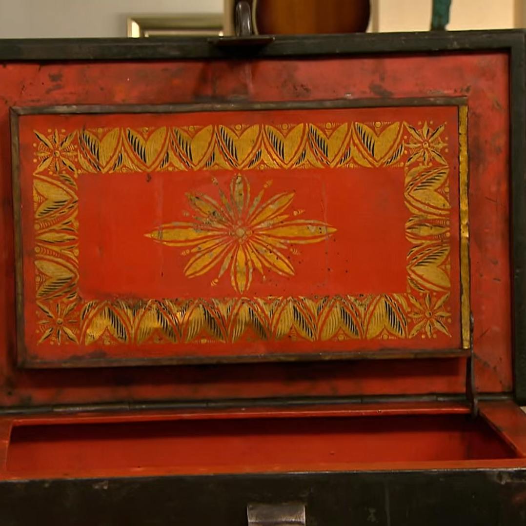 Von innen ist die Truhe, die bei „Bares für Rares“ verkauft wurde, kunstvoll verziert.