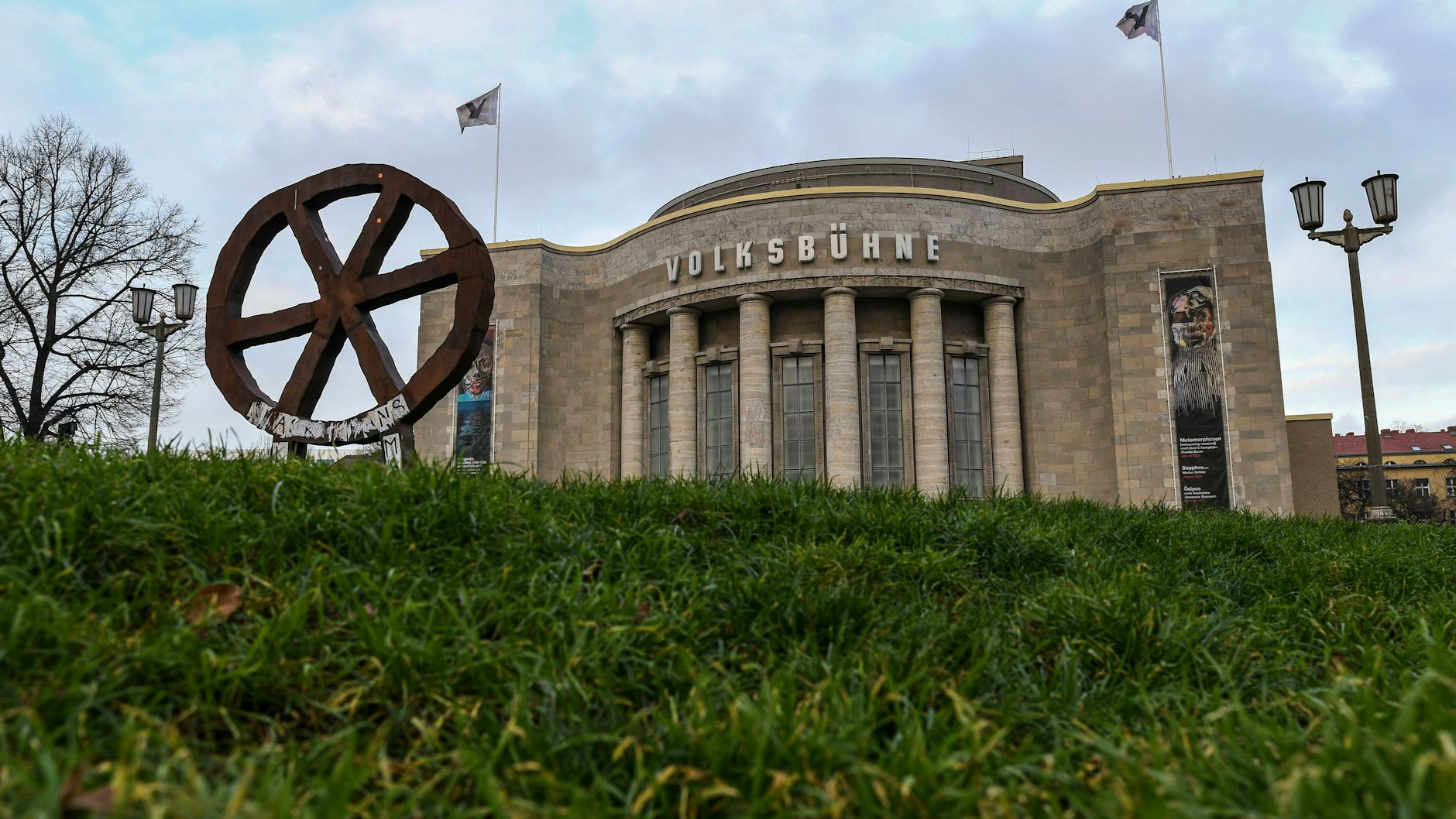 Die Volksbühne am Rosa-Luxemburg-Platz.