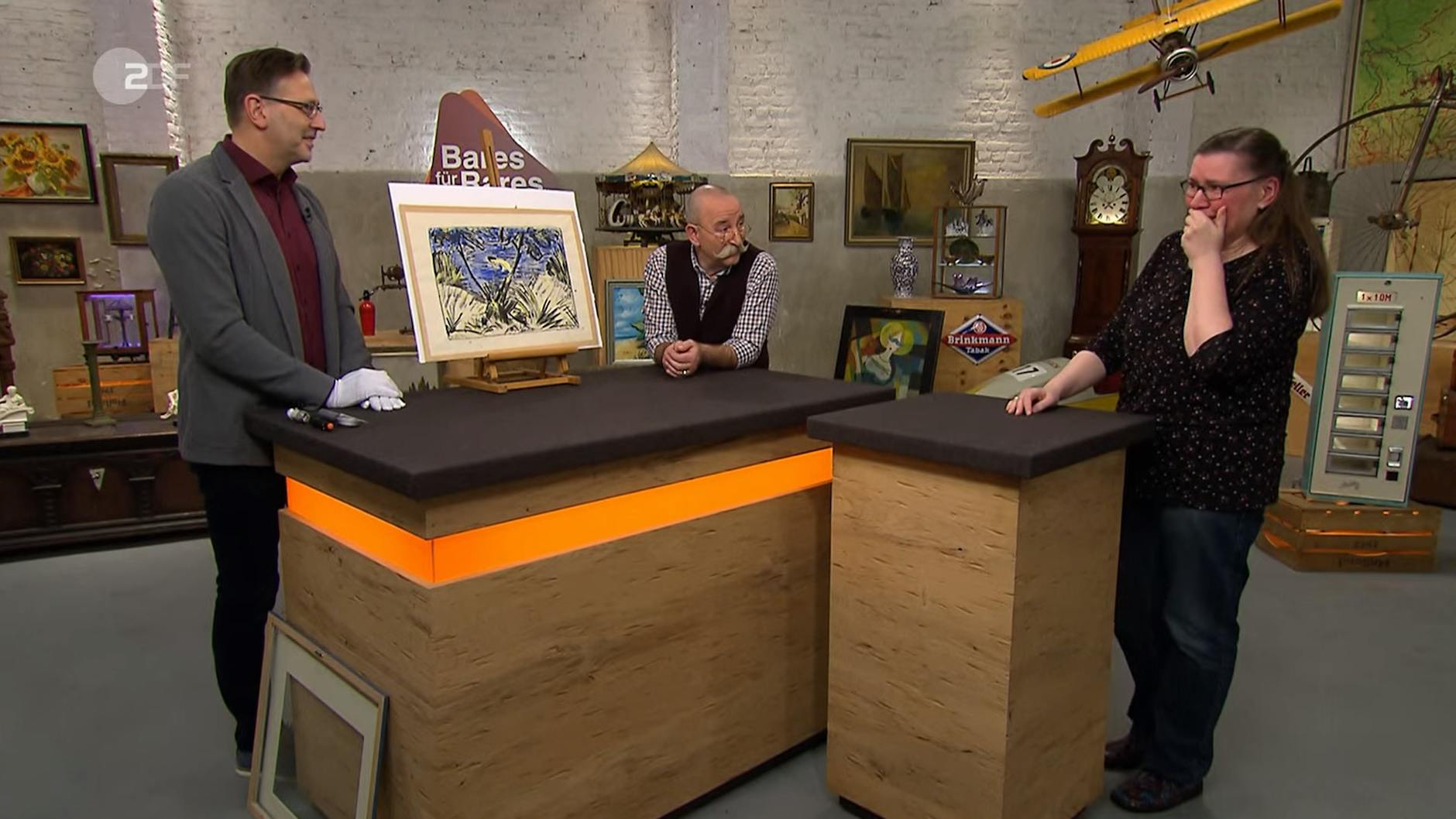 Experte Detlef Kümmel, Moderator Horst Lichter und Kandidatin Marlies bei „Bares für Rares“.