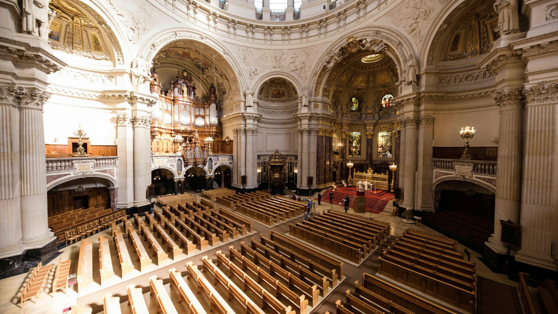 Last year's Easter service in the Berlin cathedral. Looks a lot like this year's.