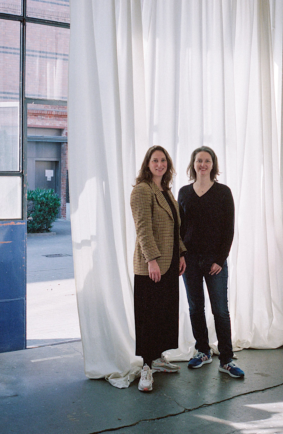 Die Galeristinnen Anne Schwanz und Johanna Neuschäffer von Office Impart in ihrer Galerie in Berlin.