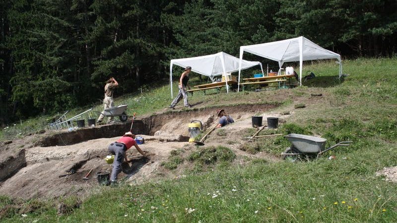 Im niederösterreichischen Gasteil bei Prigglitz werden eine Kupfermine und die dazugehörige Siedlung der Bergleute aus der Zeit um 1000 v. Chr. erforscht.
