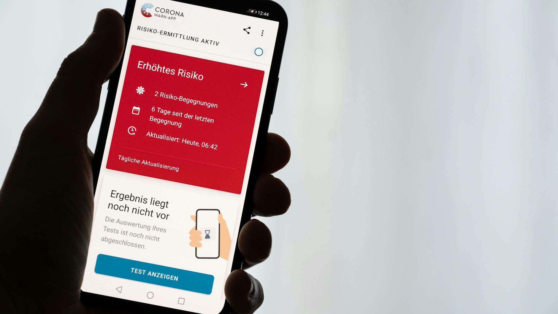 Die Corona-Warn-App sei aufgrund des zu strengen Datenschutzes in der Pandemie wertlos, meinen zahlreiche Kritiker.