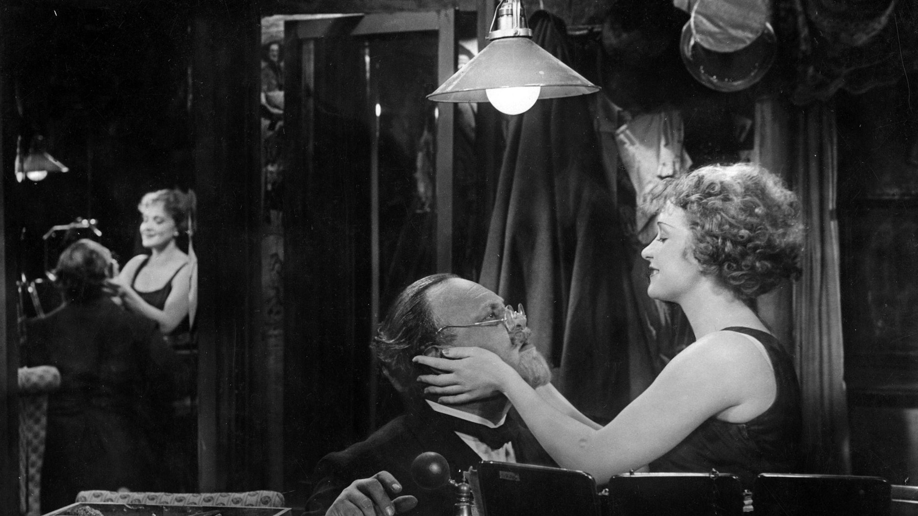 Marlene Dietrich in dem Film „Der blaue Engel“ nach dem Roman „Professor Unrat“ von Heinrich Mann.