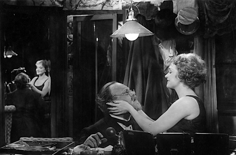 Marlene Dietrich in dem Film „Der blaue Engel“ nach dem Roman „Professor Unrat“ von Heinrich Mann.
