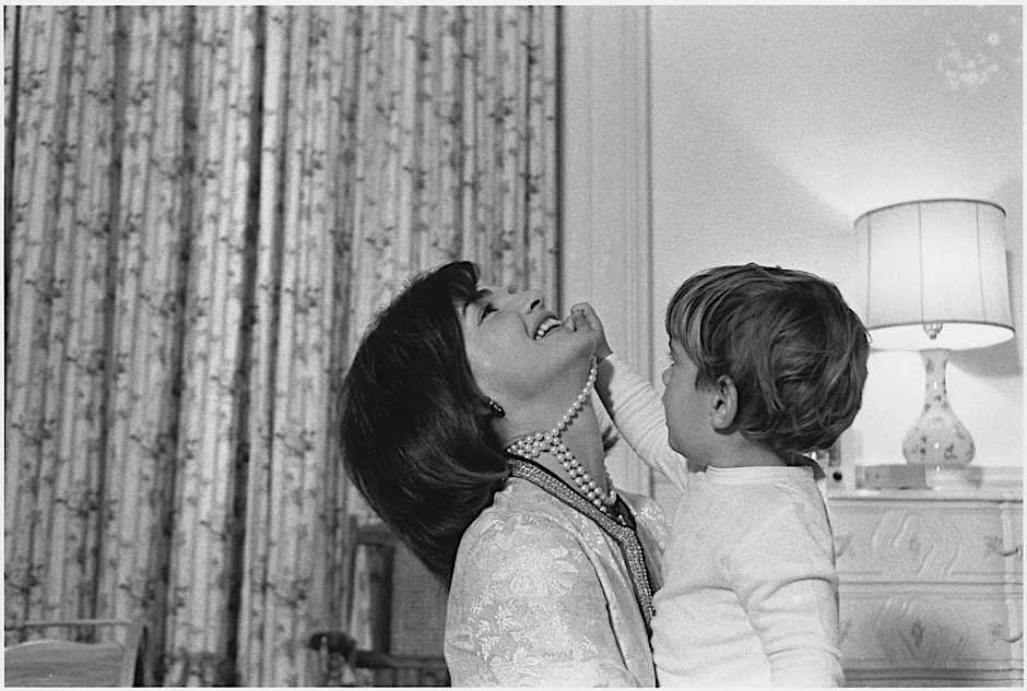 1962 im White House: Jackie, John Jr. und die Imitationsperlen, die 34 Jahre später ein Vermögen wert waren.