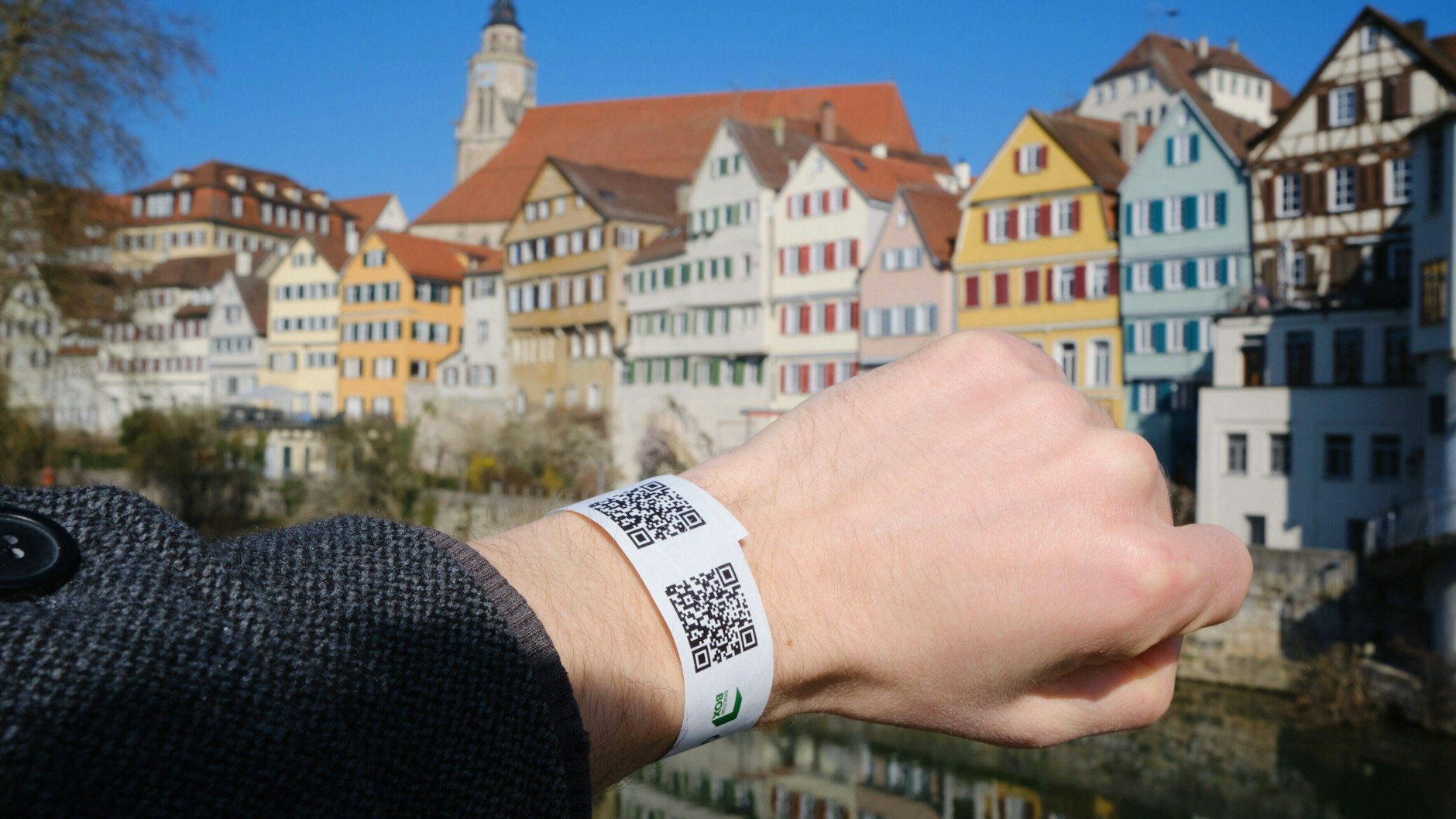 Wer sich an einer der neun Stationen im Tübinger Stadtgebiet testen lässt, bekommt ein Armband mit einem QR-Code.