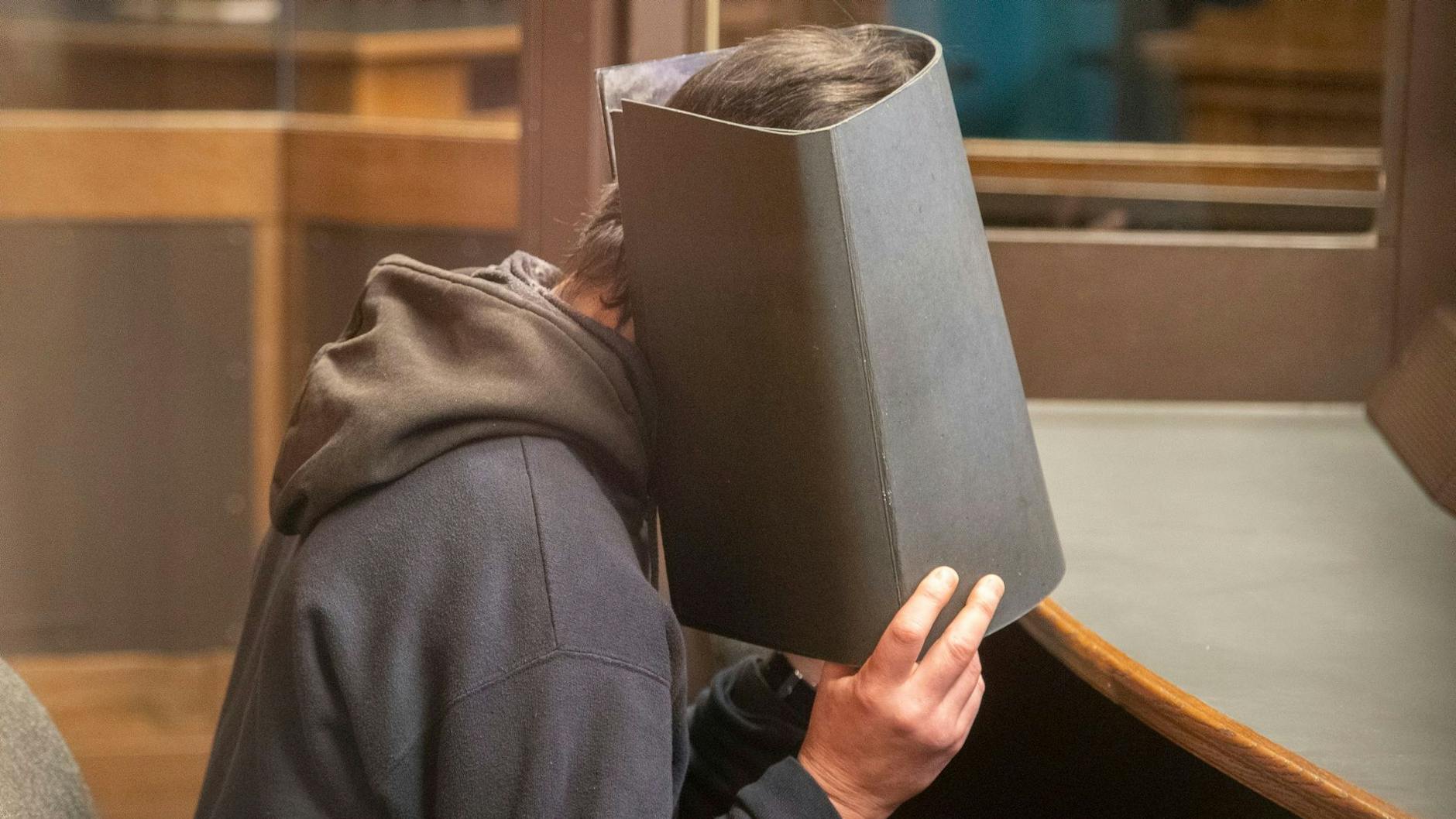 Der Angeklagte Bekim H. im Gerichtssaal.