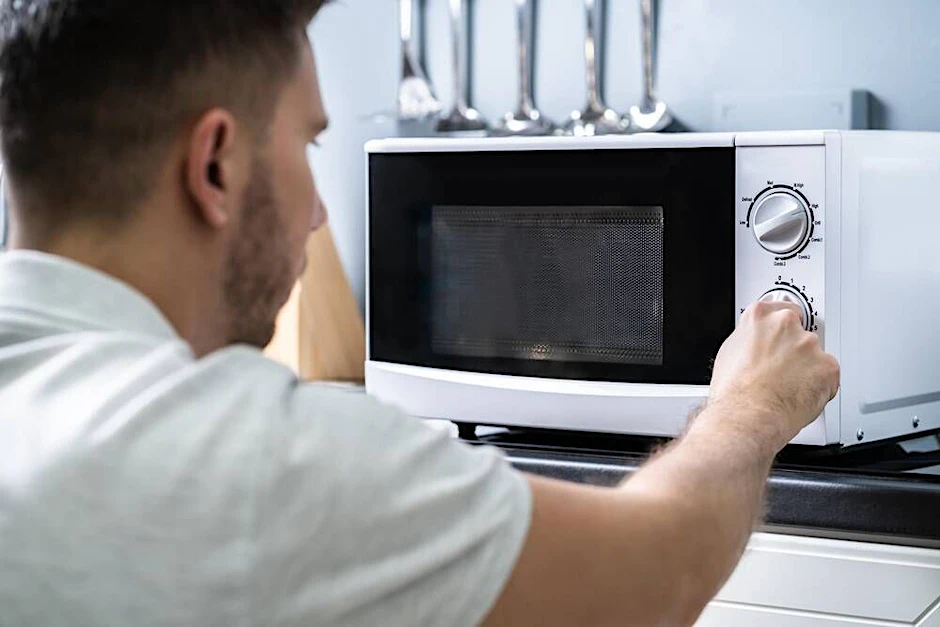 Mikrowellentür auf, zwei Minuten später der Gong und schon steht das Essen warm auf dem Tisch. Aber es gibt Lebensmittel, die man so auf keinen Fall aufwärmen sollte.