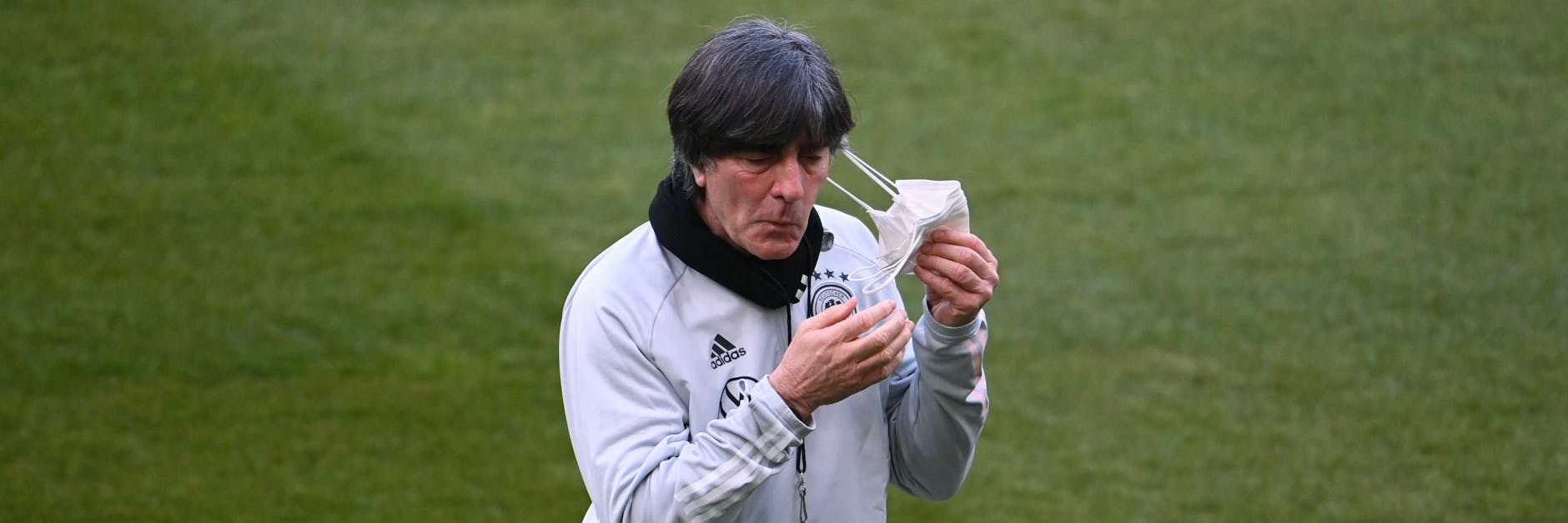 Jogi Löw ist zerknirscht. Vor dem Anpfiff hat er neue Sorgen, ein Corona-Fall im Nationalteam.