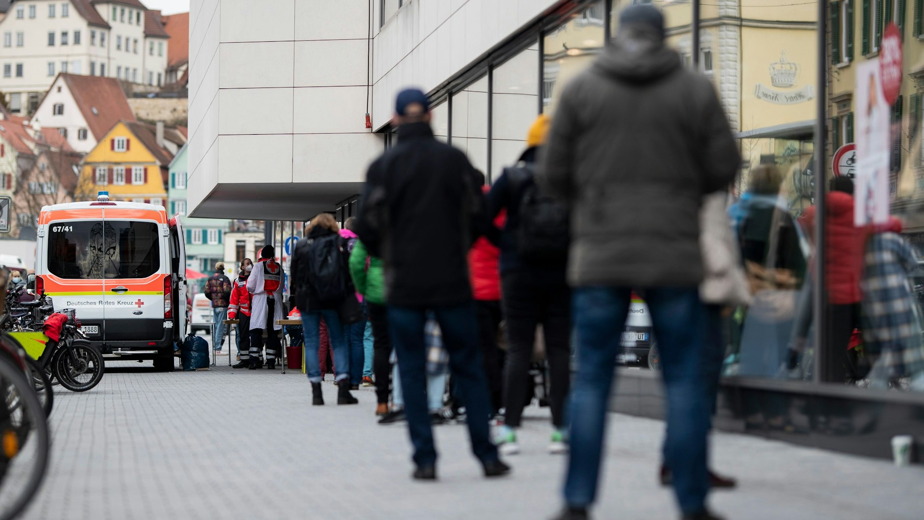 Die Menschen stehen für einen Schnelltest an. Kalte Temperaturen können sich auf die Zuverlässigkeit der Tests auswirken.