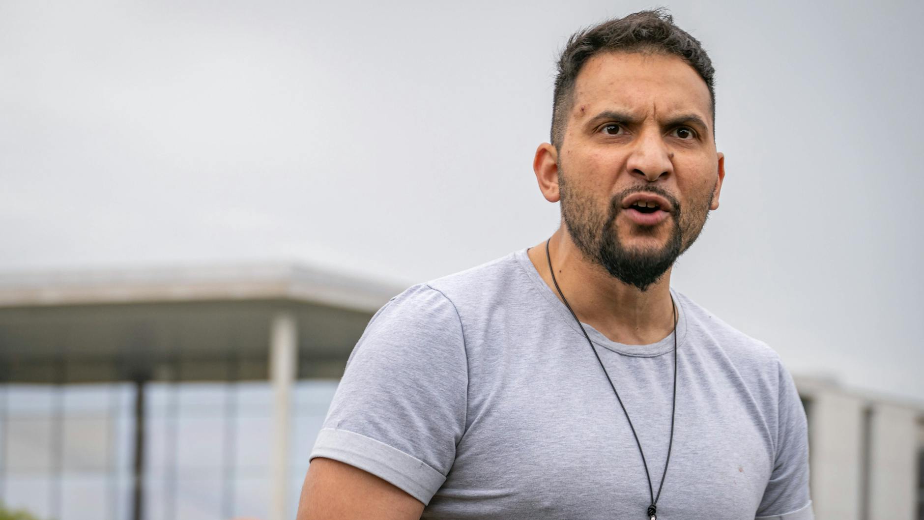 Verschwörungsprediger Attila Hildmann bei einer Kundgebung vor dem Reichstag in Berlin. 