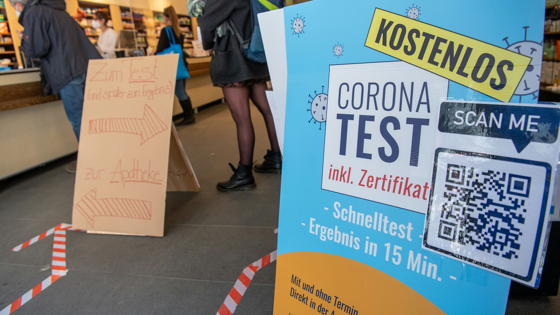 Eine Apotheke in München bietet kostenlose Corona-Schnelltests für Bürger ohne Erkältungssymptome an.