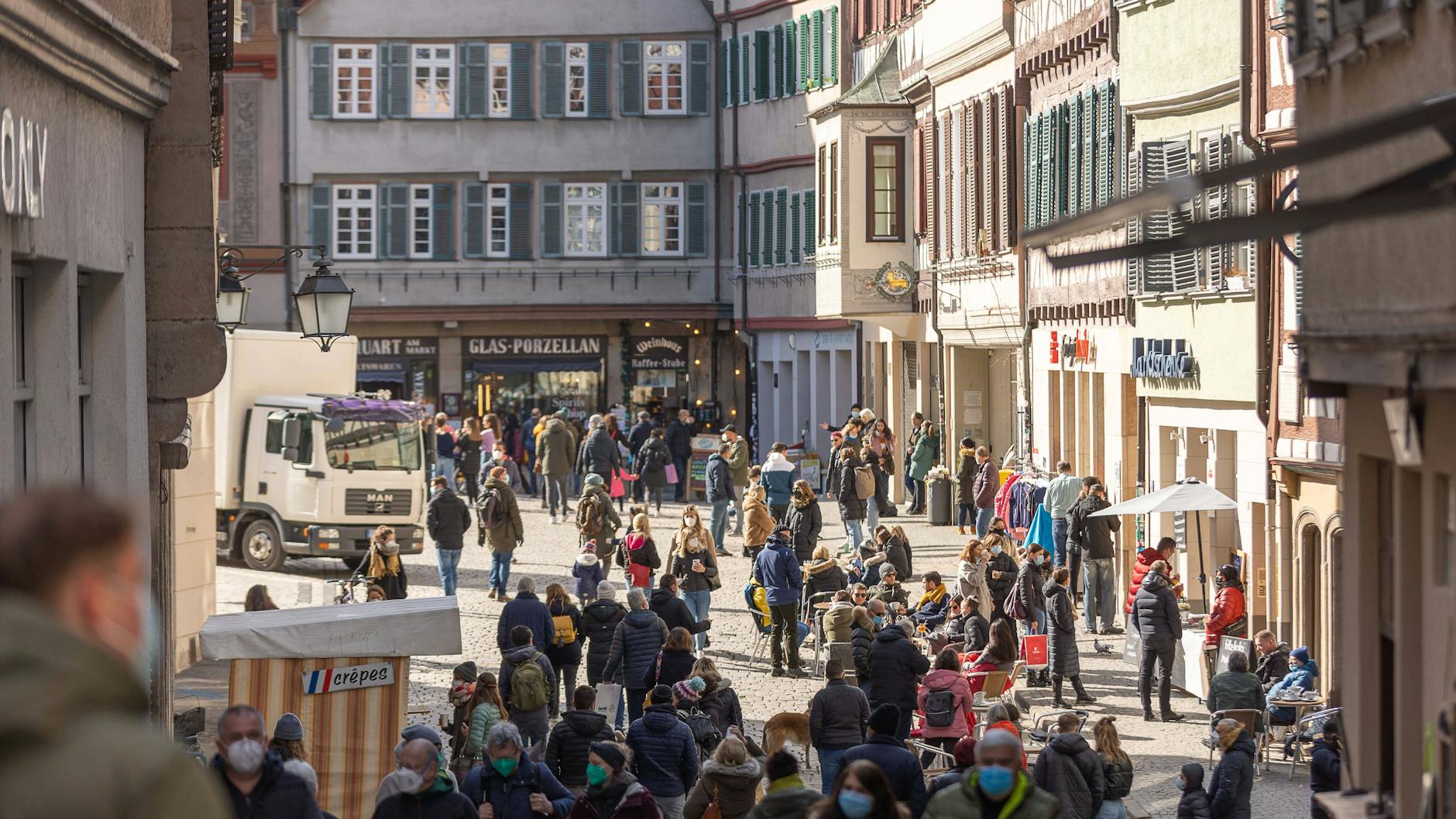 Der Tübinger Marktplatz: Seit dem 16. März können Bürgerinnen und Bürger mit einem negativen Schnelltest-Ergebnis und ohne Termin einkaufen gehen.