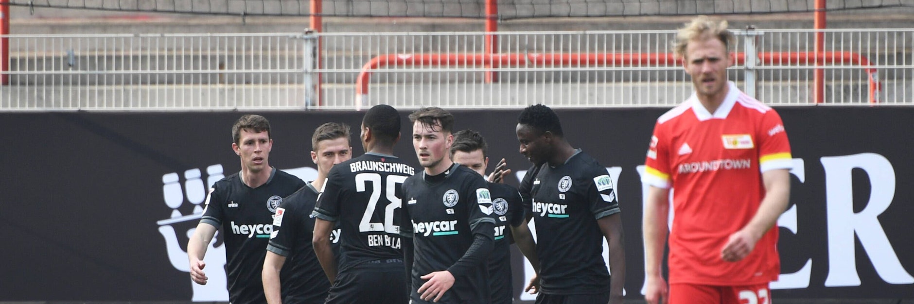 Langes Gesicht bei Sebastian Griesbeck, während Braunschweig mit Union-Leihgabe Suleiman Abdullahi jubelt.