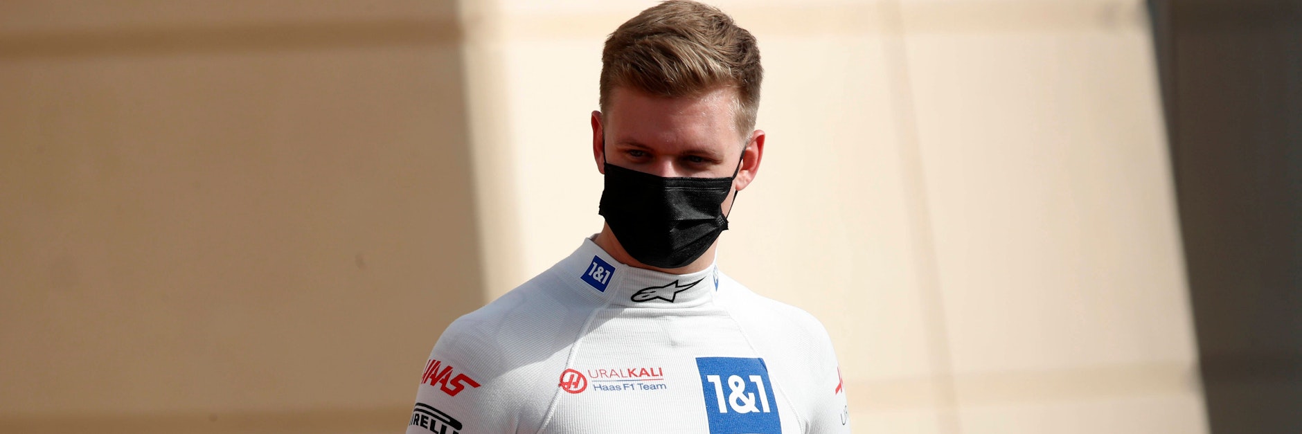 Mick Schumacher fiebert mit Maske seinem Formel 1-Debüt entgegen.