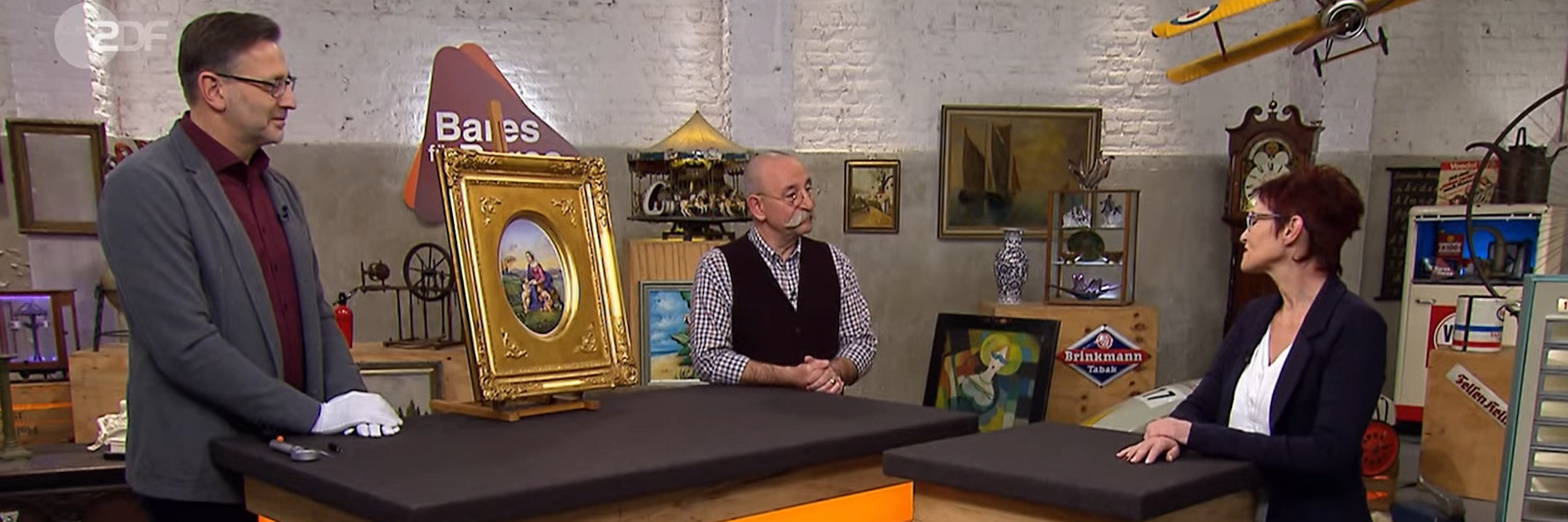 Kunst-Experte Detlef Kümmel, Moderator Horst Lichter und Kandidatin Marion im Studio bei „Bares für Rares“.