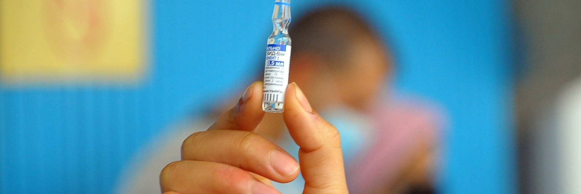 Eine Mitarbeiterin eines Gesundheitsdienstes hält ein Fläschchen mit dem Corona-Impfstoff "Sputnik V" aus Russland .