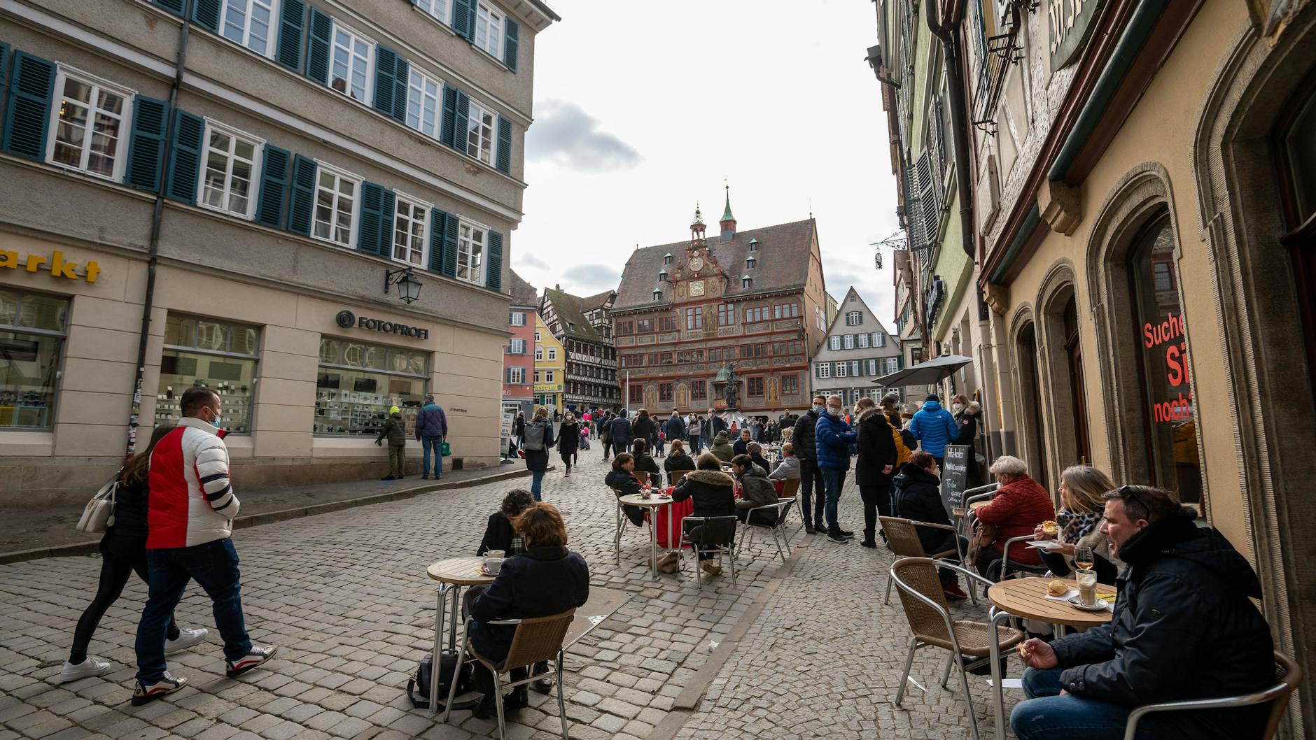 Wer in der 90.000-Einwohner-Stadt Tübingen ein negatives Ergebnis vorweisen kann, kann für einen Tag shoppen und die Gastronomie nutzen. Sonnabends wird die Zahl der Besucher beschränkt.<br>