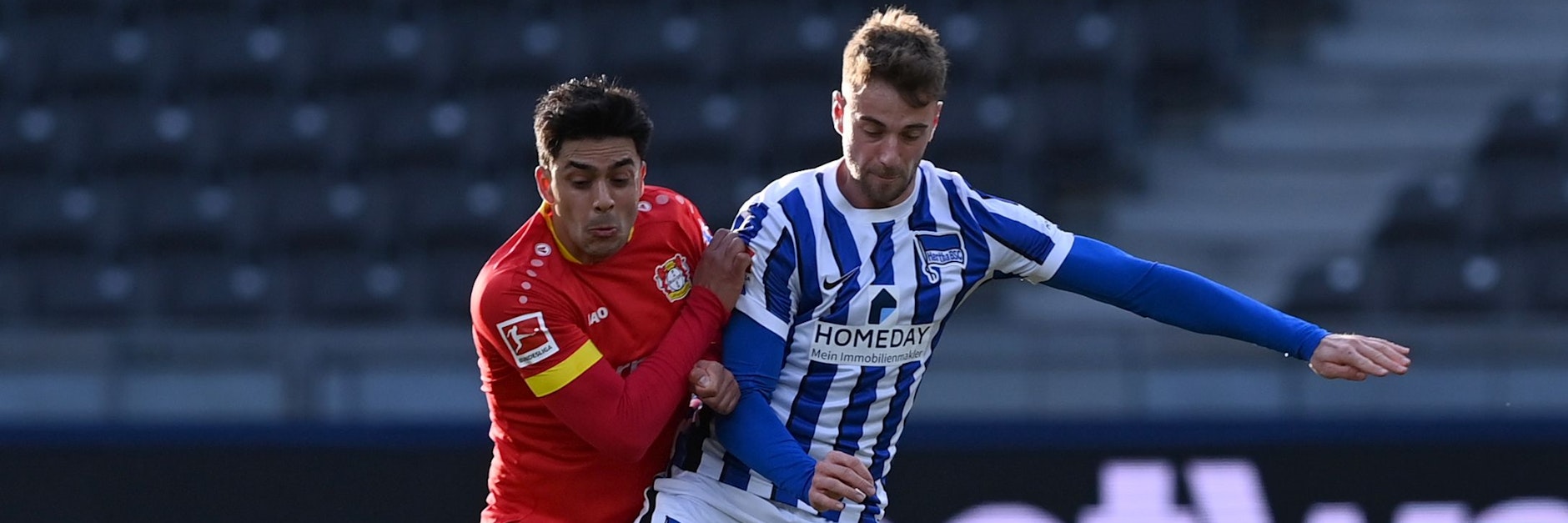 Lukas Klünter (r.) im Duell mit Leverkusens Nadiem Amiri. Hertha gewann überzeugend 3:0 gegen Bayer.&nbsp;