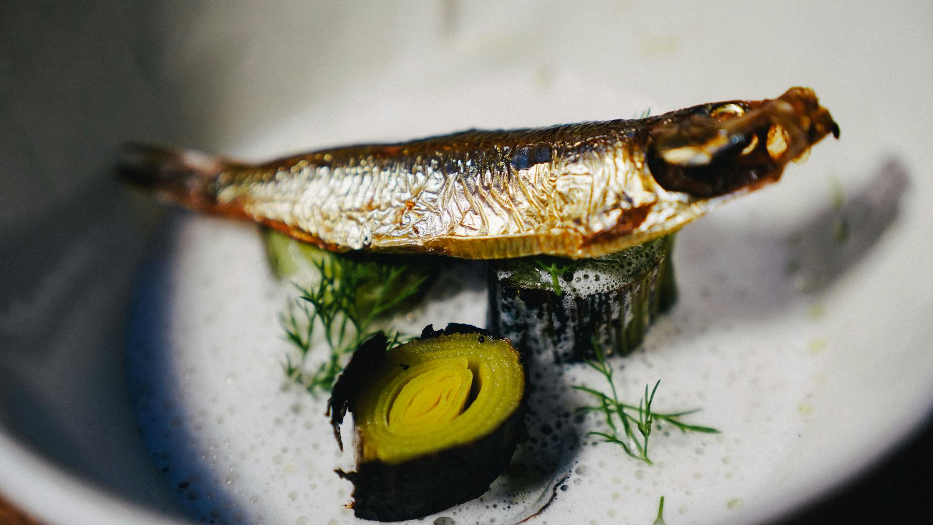 Das Rezept: Sprotten mit verkohltem Lauch, Sprottensud, Dill & Dillöl.