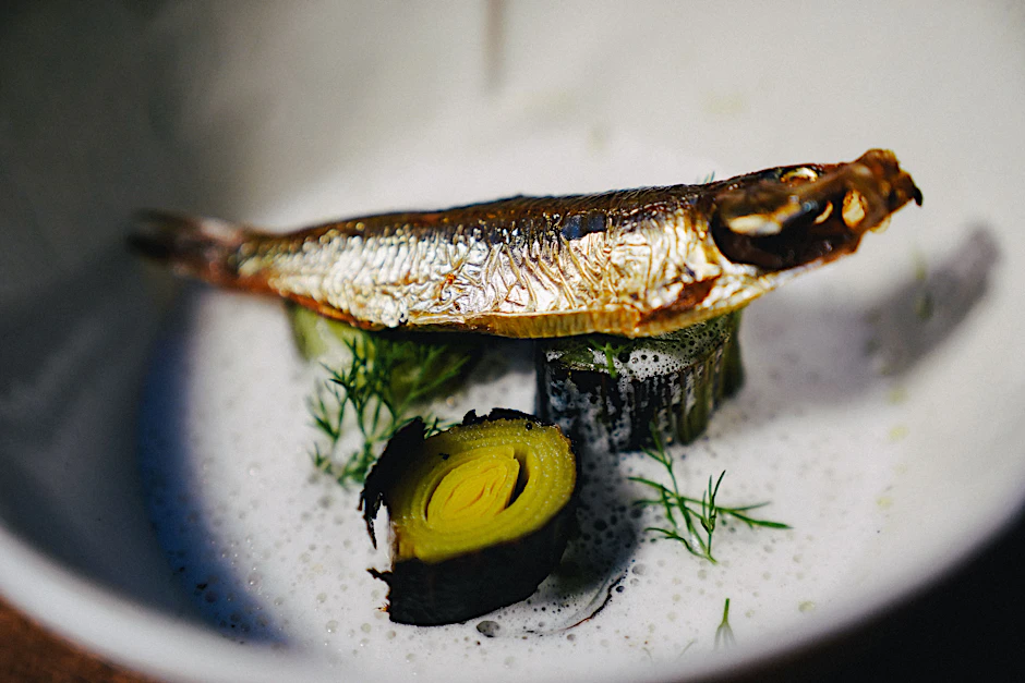 Das Rezept: Sprotten mit verkohltem Lauch, Sprottensud, Dill & Dillöl.